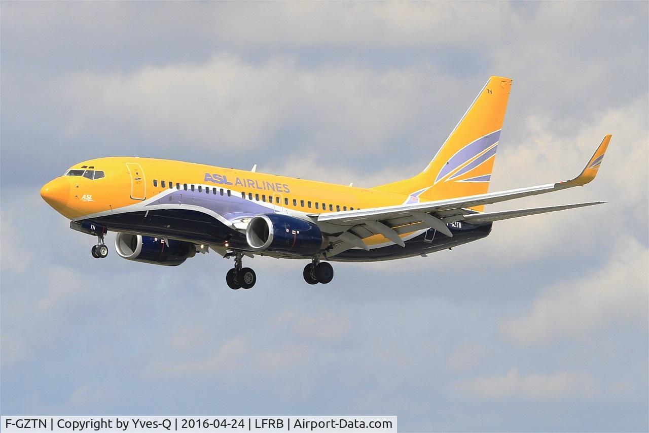 F-GZTN, 1999 Boeing 737-73S C/N 29080, Boeing B-737-73S, On final rwy 25L, Brest-Bretagne airport (LFRB-BES)