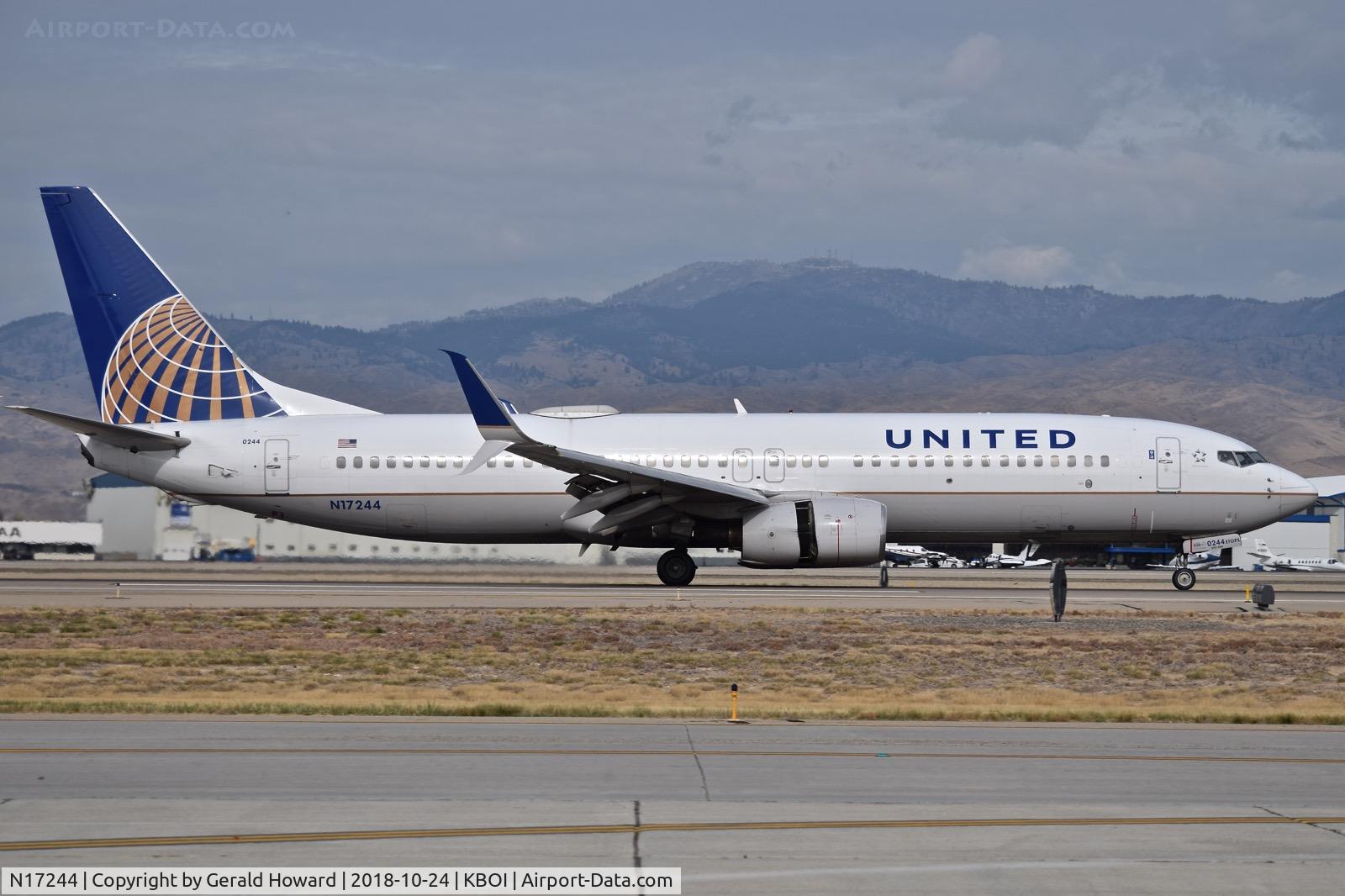 N17244, 1999 Boeing 737-824 C/N 28954, Landing roll out on RWY 10R.