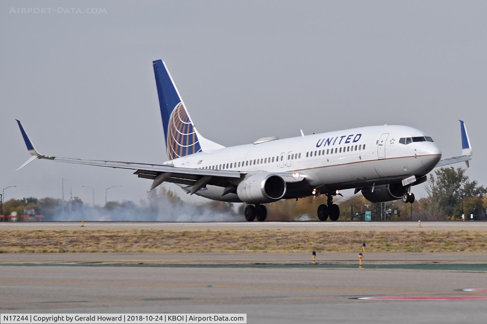 N17244, 1999 Boeing 737-824 C/N 28954, Touch down on rWY 10R.