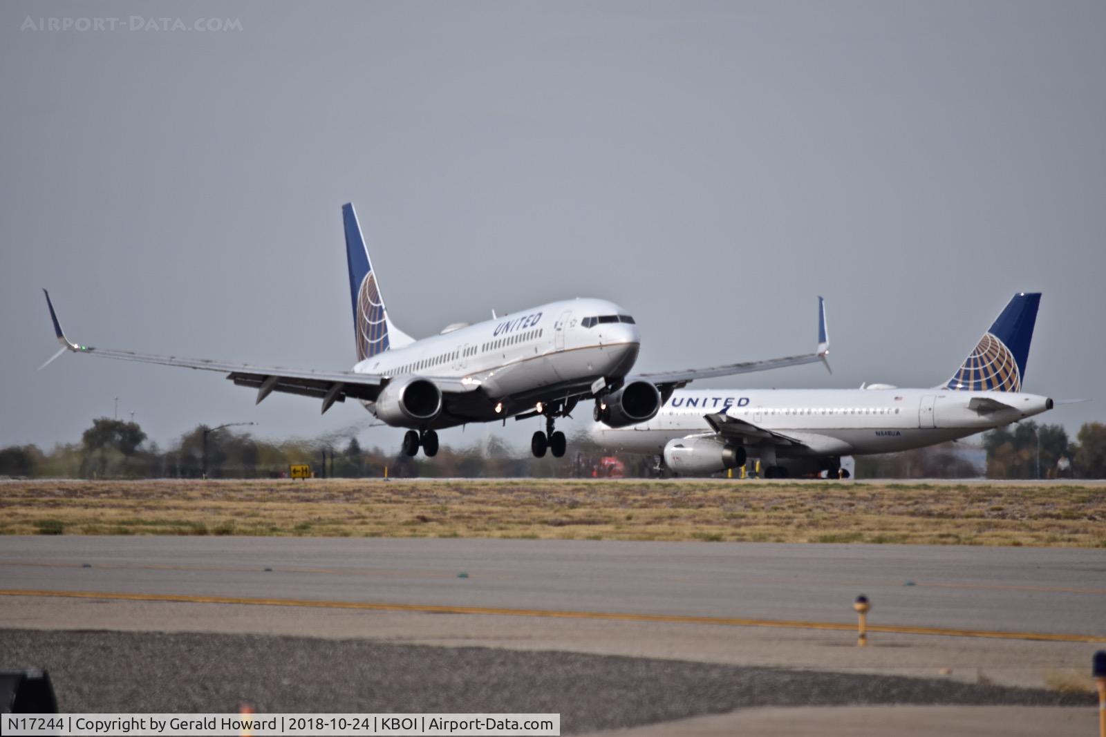 N17244, 1999 Boeing 737-824 C/N 28954, Landing RWY 10R.