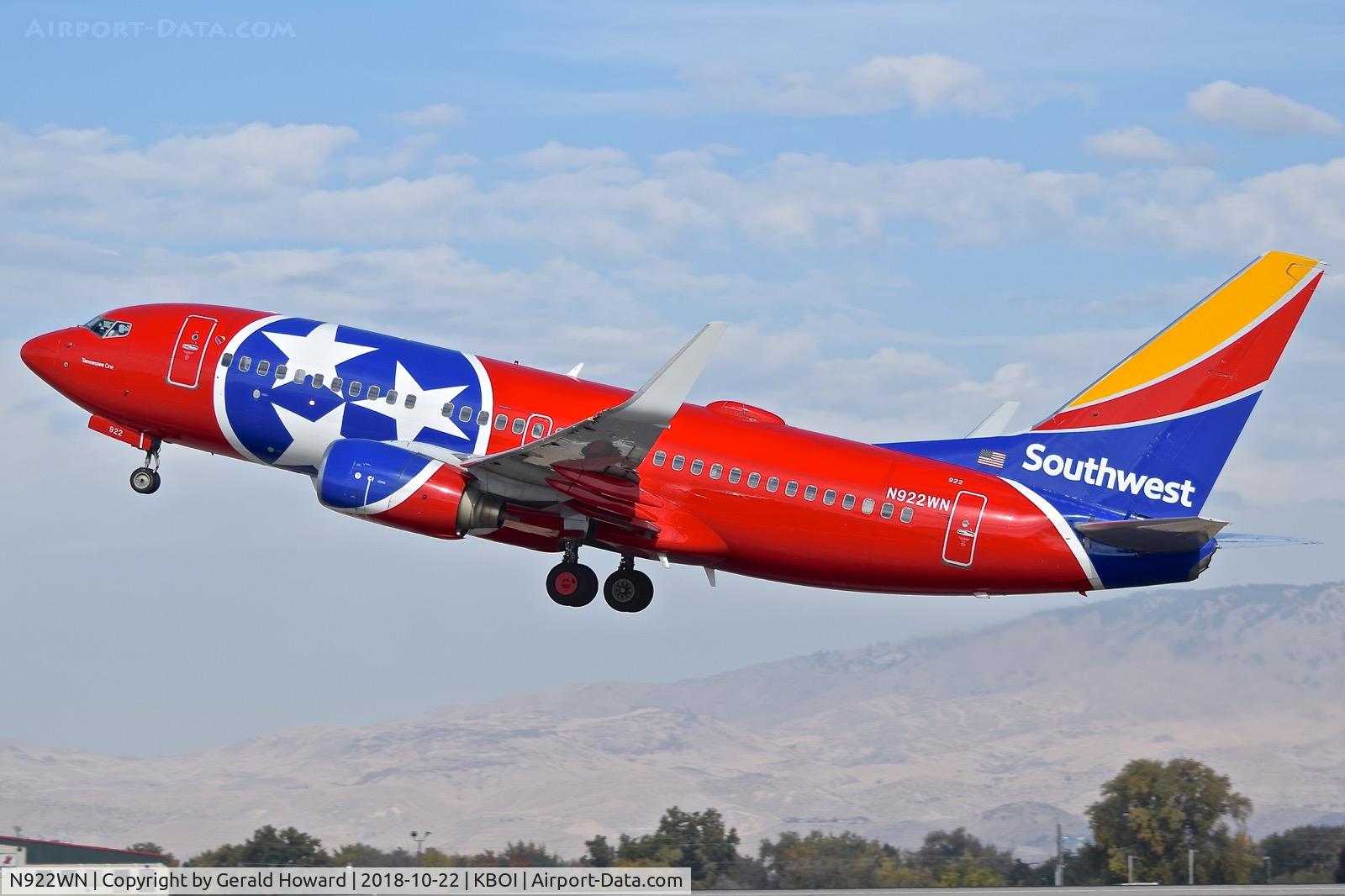N922WN, 2008 Boeing 737-7H4 C/N 32461, Climb out from RWY 28L.
