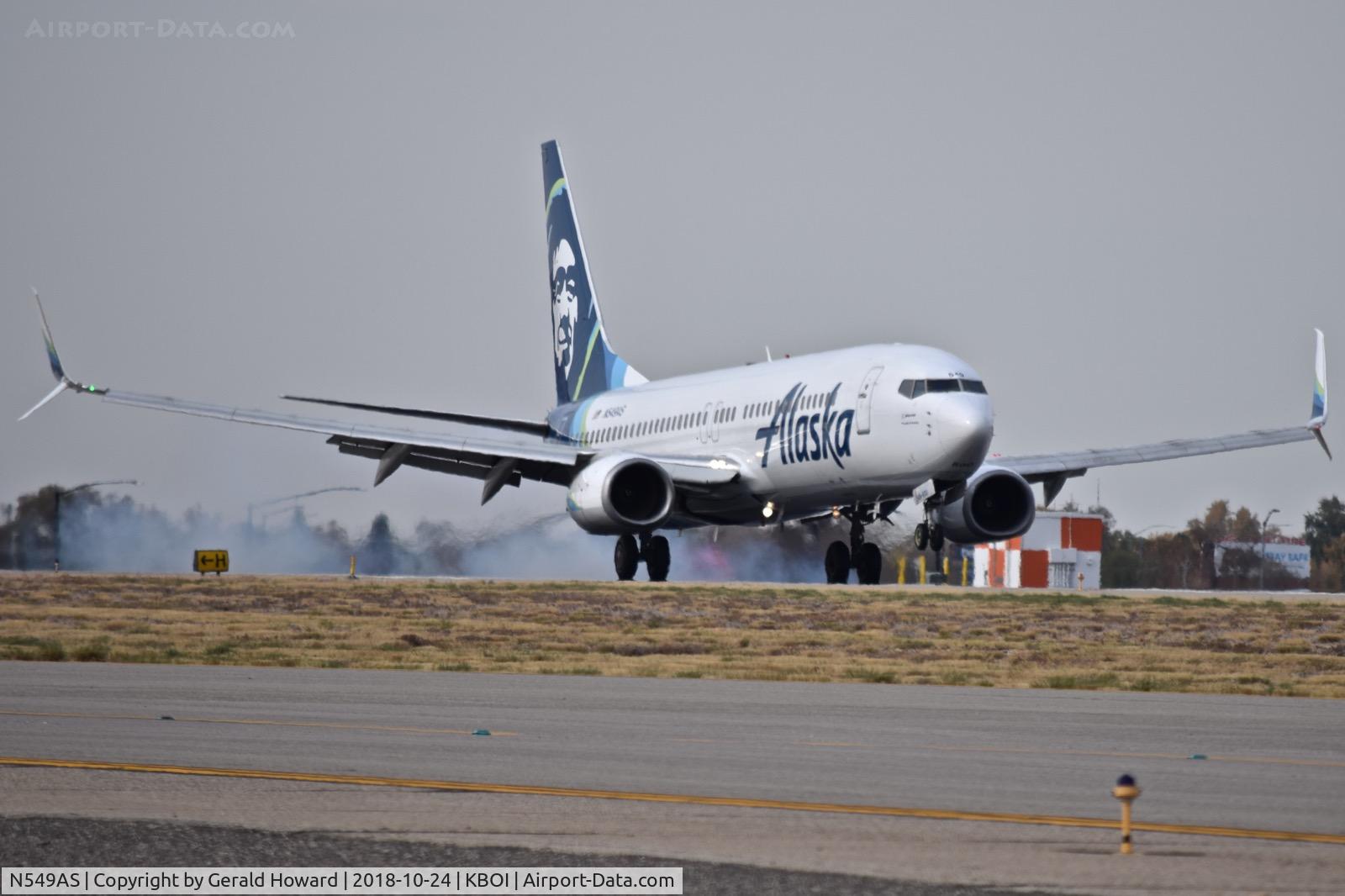 N549AS, 2005 Boeing 737-8FH C/N 30824, Landing RWY 10R.