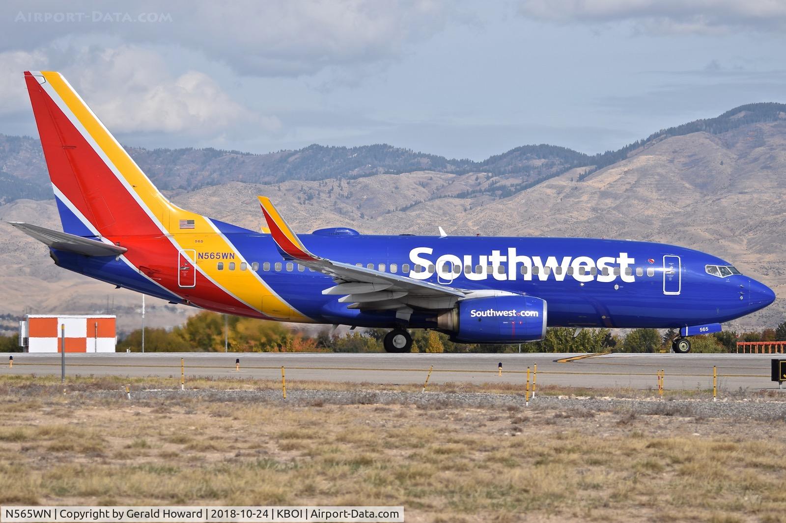 N565WN, 2002 Boeing 737-76Q C/N 30282, Starting take off run on RWY 10R.