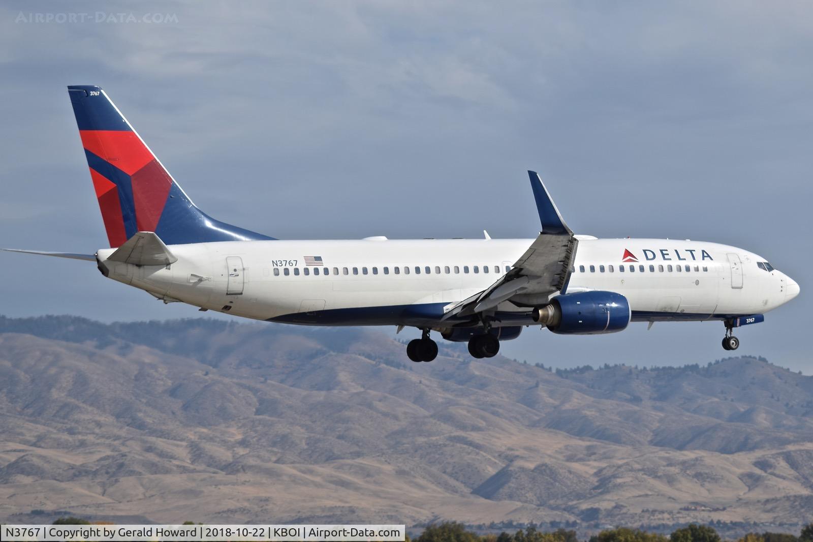 N3767, 2001 Boeing 737-832 C/N 30821, Landing RWY 10R.