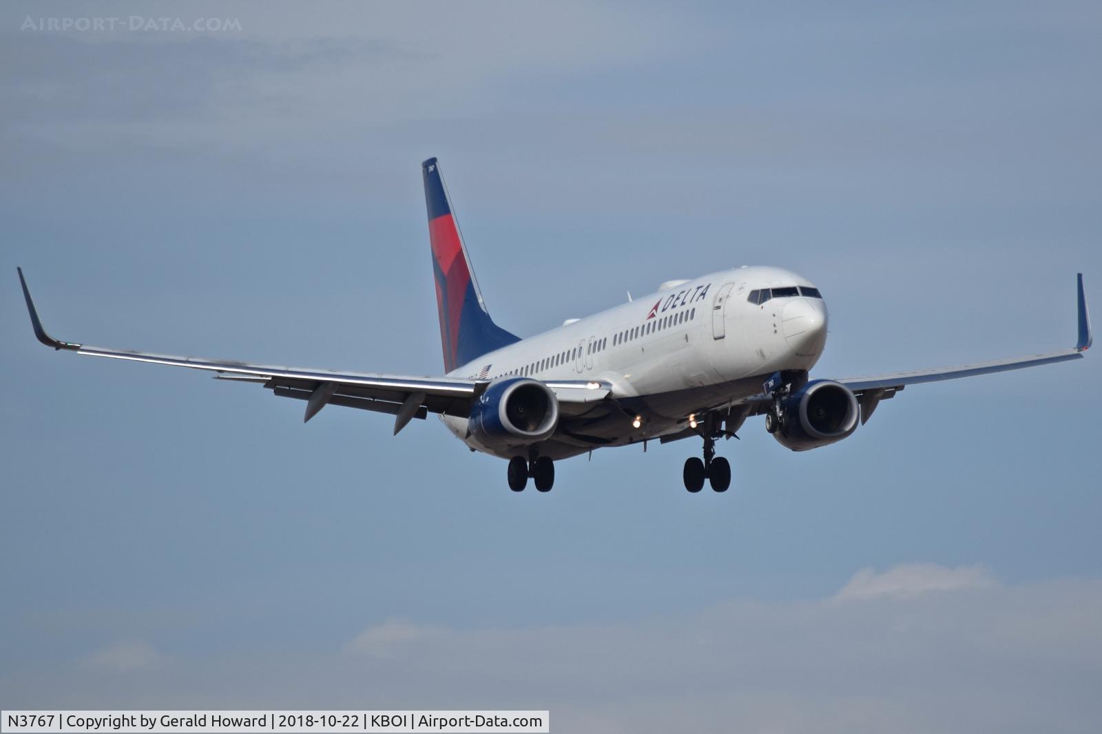 N3767, 2001 Boeing 737-832 C/N 30821, Landing approach to RWY 10R.
