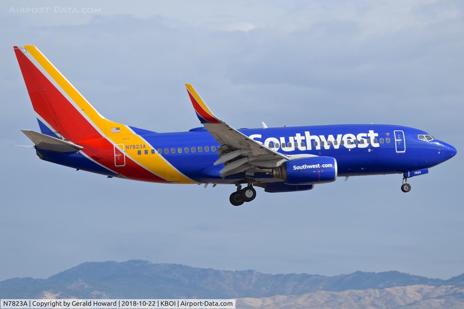 N7823A, 2003 Boeing 737-7CT C/N 32749, Landing RWY 10R.
