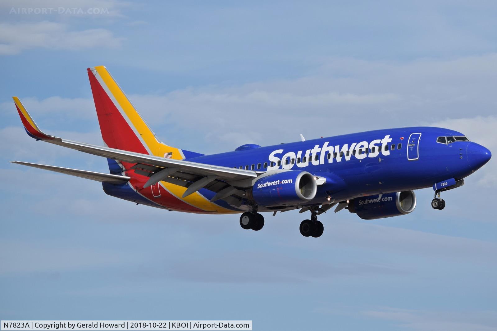 N7823A, 2003 Boeing 737-7CT C/N 32749, Landing RWY 10R.