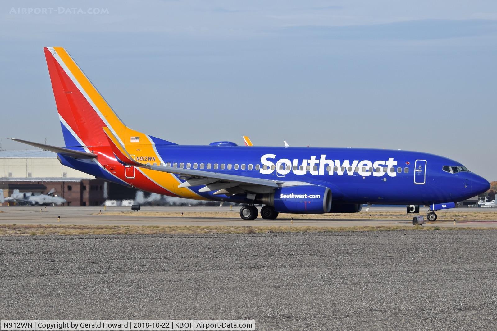 N912WN, 2008 Boeing 737-7H4 C/N 36621, Taxiing to the gate.