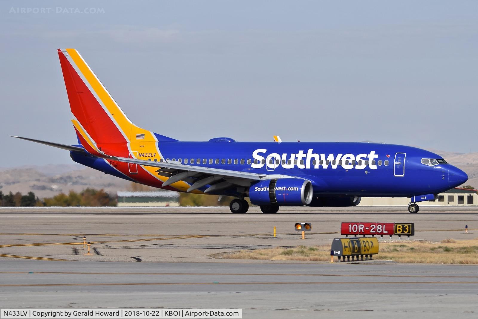 N433LV, 2003 Boeing 737-7H4 C/N 33716, Landing roll out on RWY 10R.