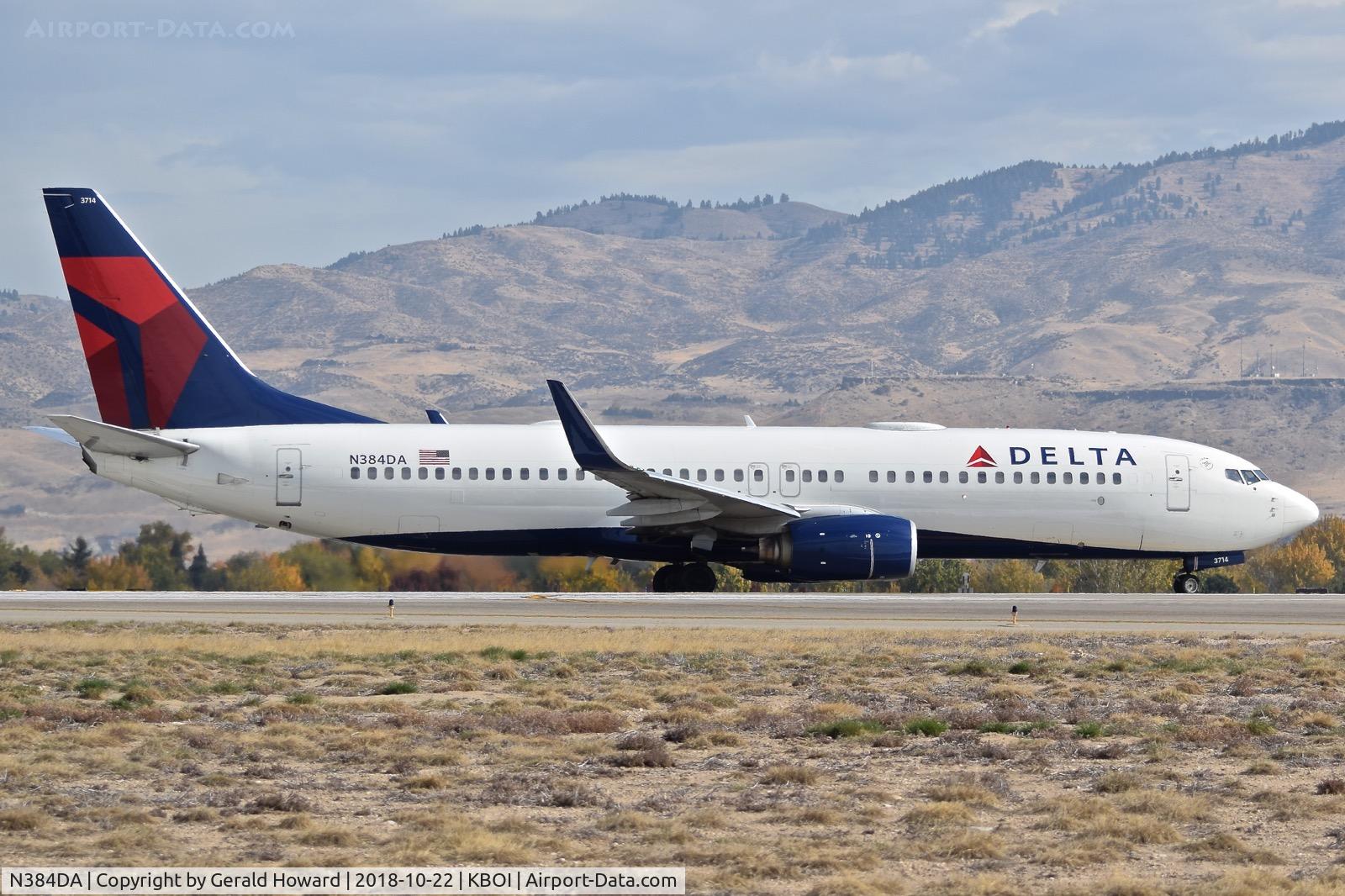 N384DA, 1999 Boeing 737-832 C/N 30347, Lining up on TWY 10R.