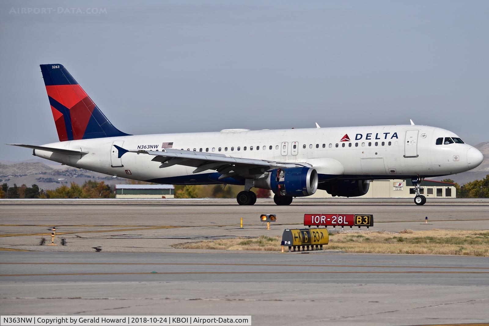 N363NW, 1998 Airbus A320-212 C/N 0923, Landing roll out on RWY 10R.