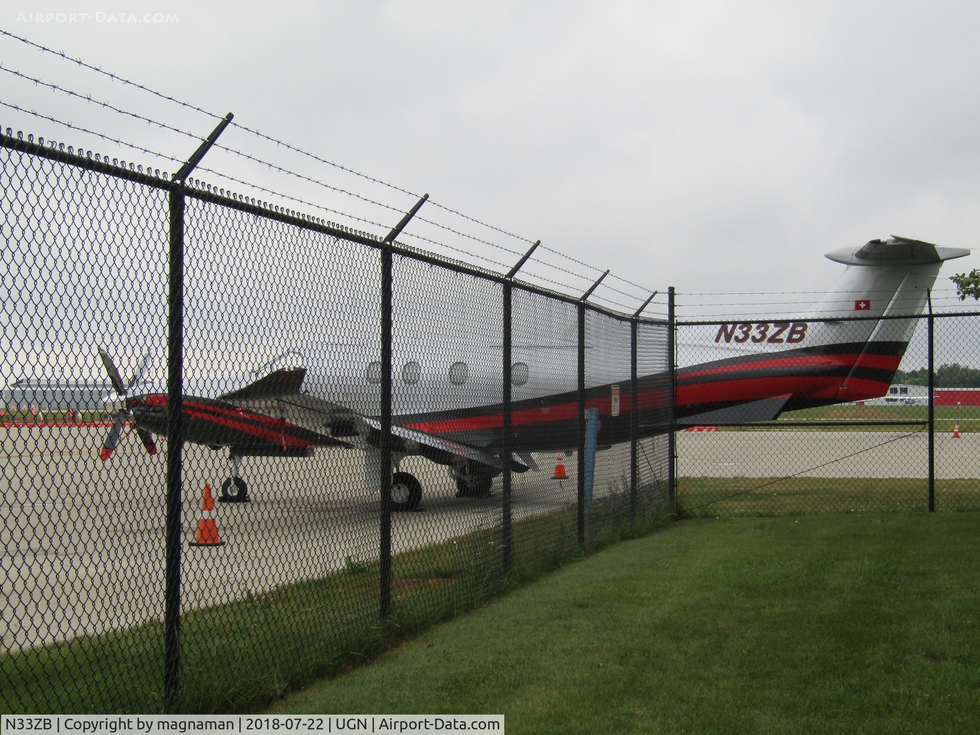 N33ZB, 2014 Pilatus PC-12/47E C/N 1476, on grey day at waukegan