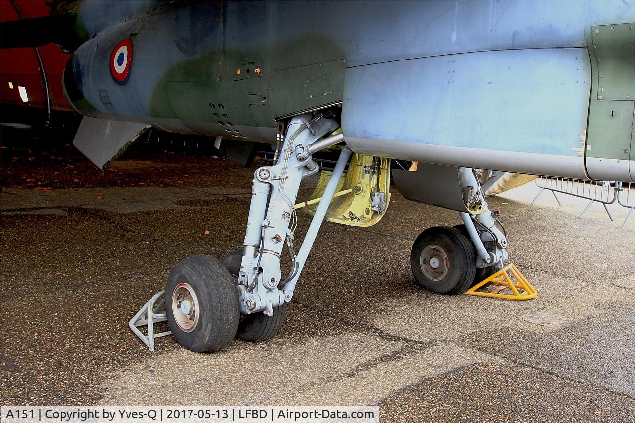 A151, Sepecat Jaguar A C/N A151, Sepecat Jaguar A, Main landing gear close up view, Bordeaux-Mérignac Air Base 106 (LFBD-BOD)