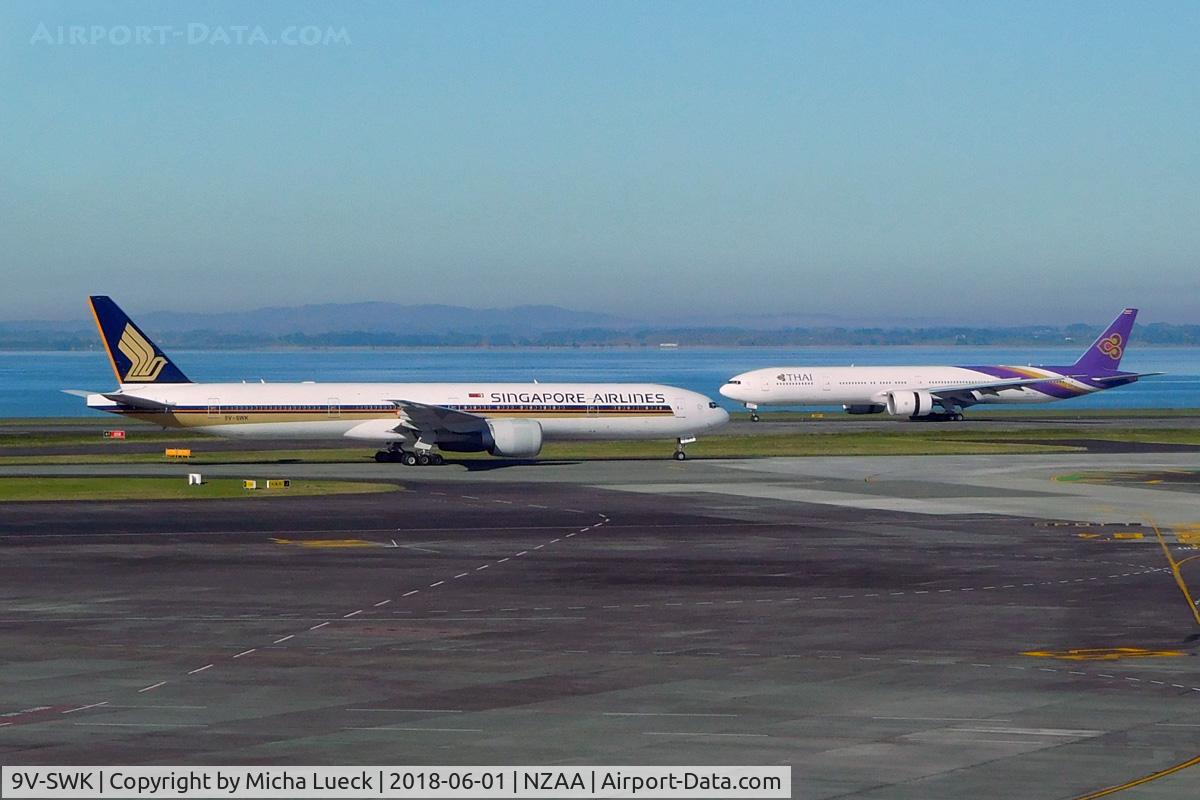 9V-SWK, 2007 Boeing 777-312/ER C/N 34576, Head to head with HS-TKZ