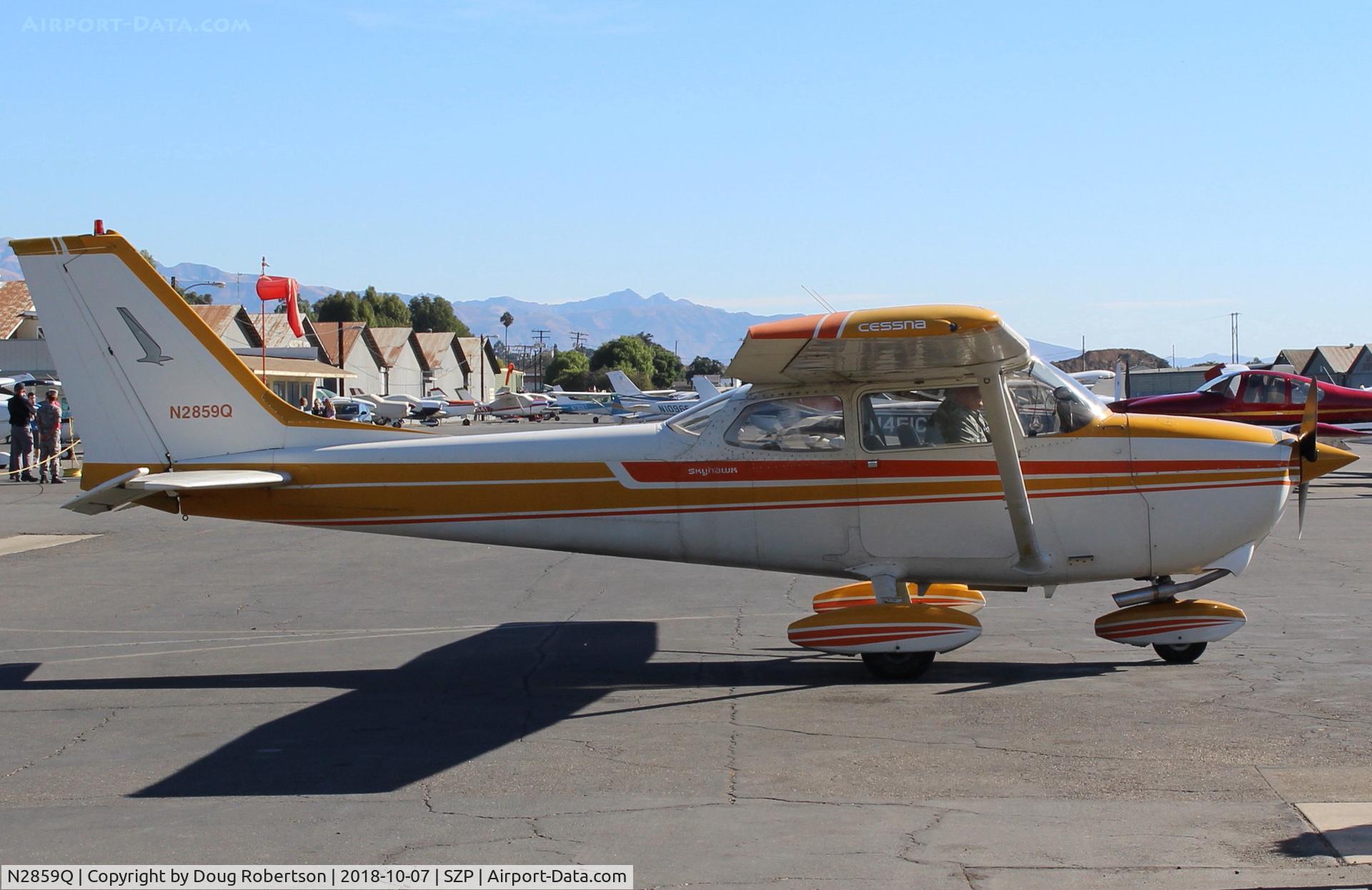 N2859Q, 1971 Cessna 172L C/N 17259859, 1971 Cessna 172L SKYHAWK, Lycoming O-320-E2D 150 Hp, approaching the Fuel Dock