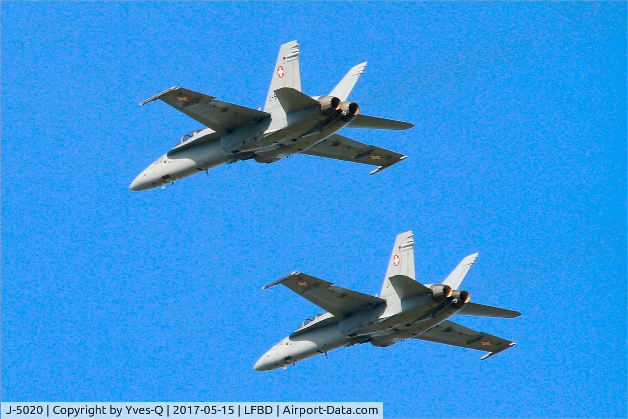 J-5020, McDonnell Douglas F/A-18C Hornet C/N 1369/SFC020, Swiss Air Force McDonnell Douglas FA-18C Hornet, Take off rwy 23, Bordeaux-Mérignac airport Air Base (LFBD-BOD) Open day 2017