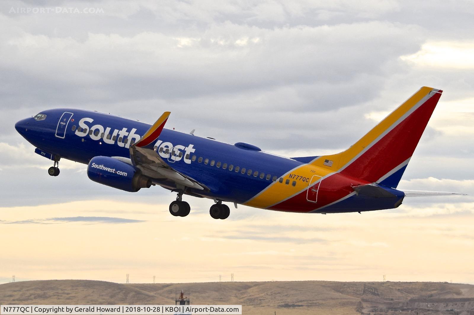 N777QC, 2000 Boeing 737-7H4 C/N 30592, Climb out from RWY 10L.