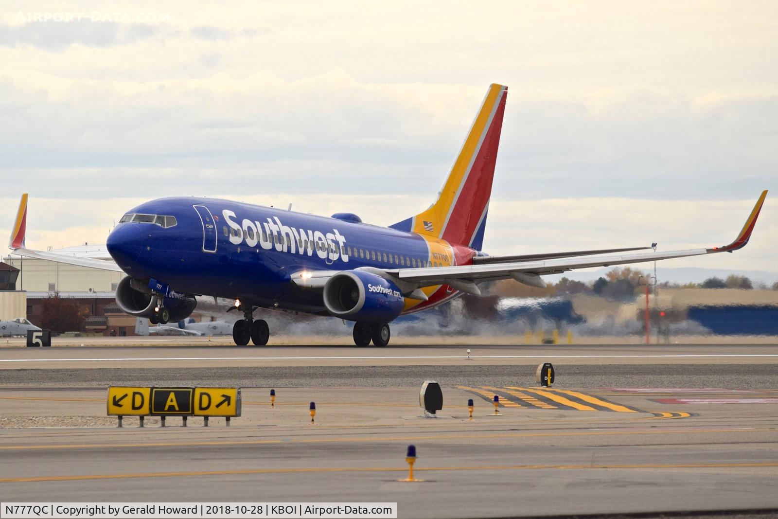 N777QC, 2000 Boeing 737-7H4 C/N 30592, Take off roll on RWY 10L.