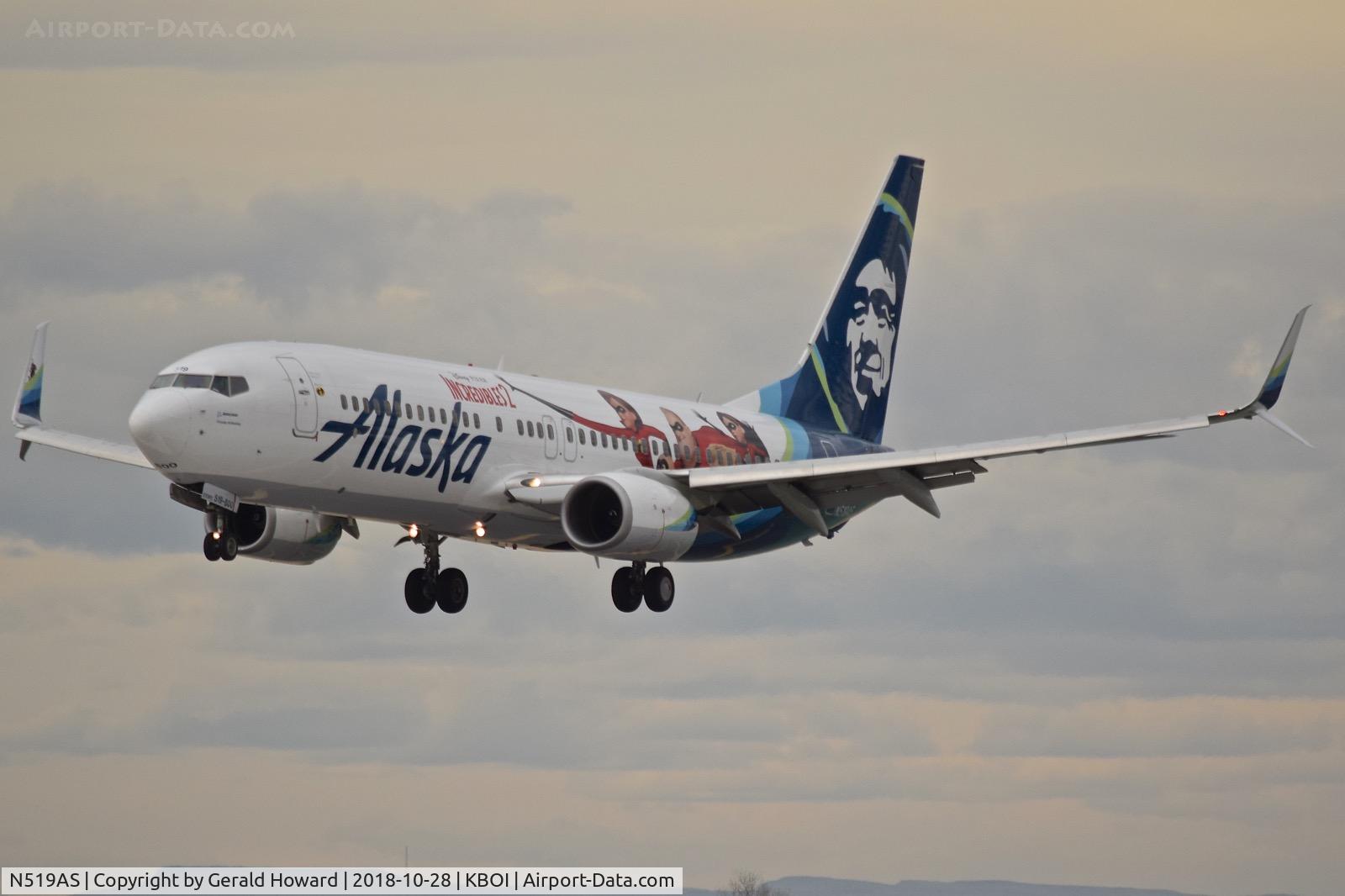 N519AS, 2009 Boeing 737-890 C/N 36482, On final for RWY 10L.