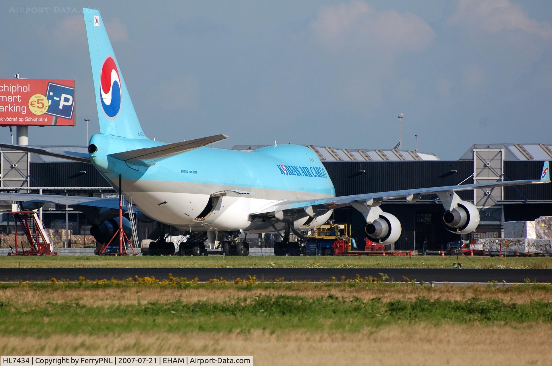 HL7434, 2002 Boeing 747-4B5F/SCD C/N 32809, Korean B744F at the cargo apron