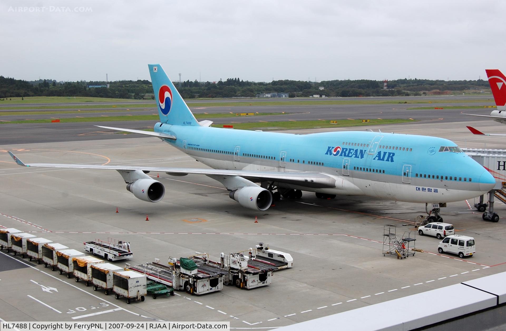HL7488, Boeing 747-4B5 C/N 26394, Korean B744 at its gate