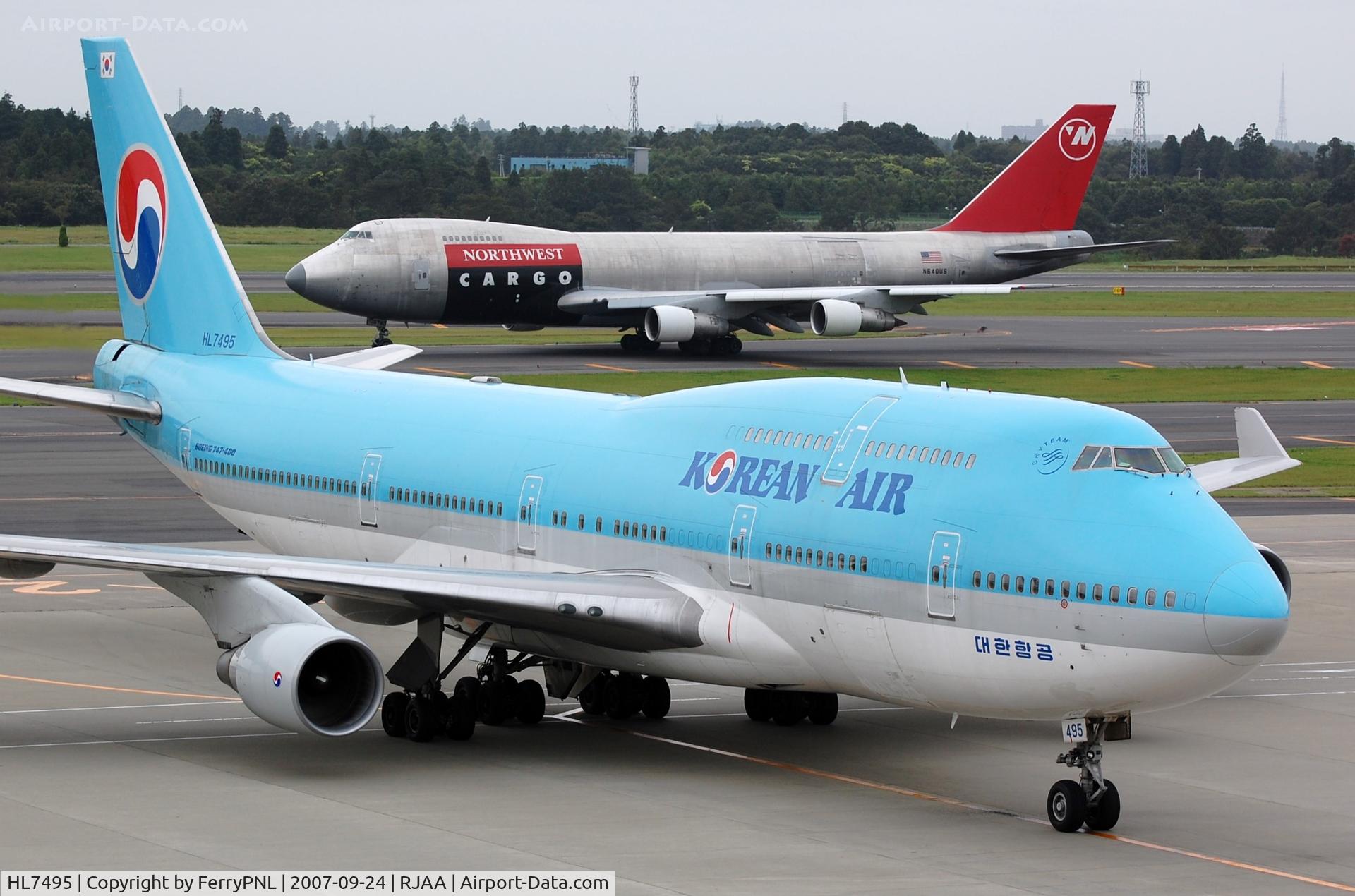 HL7495, Boeing 747-4B5 C/N 28096, Korean B744 almost at its gate