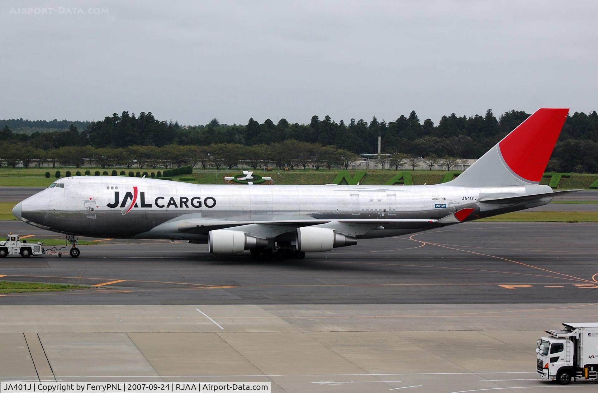 JA401J, 2004 Boeing 747-446F (SCD) C/N 33748, JAL b744F under tow