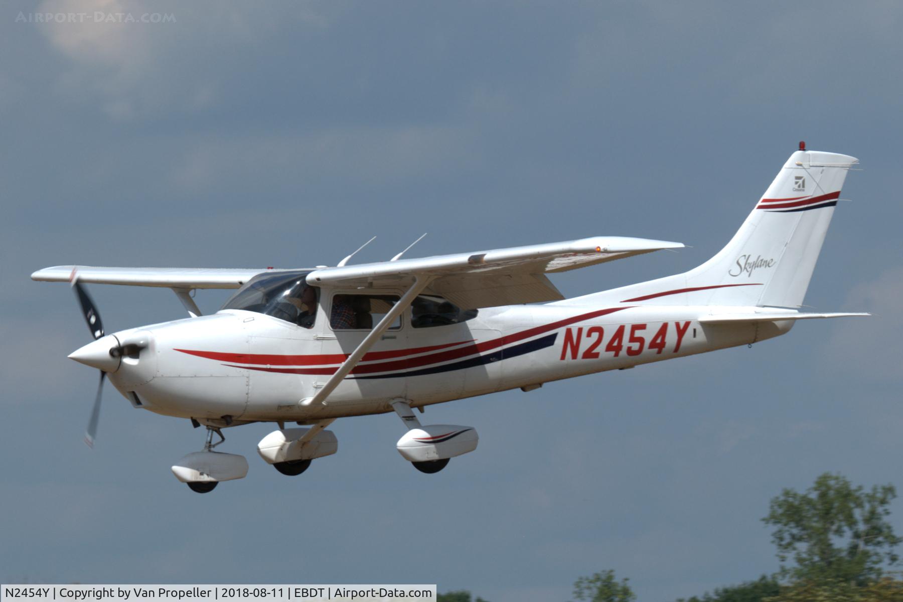 N2454Y, 2000 Cessna 182S Skylane C/N 18280918, Cessna 182S Skylane landing at Schaffen-Diest airfield, old-timer fly-in 2018