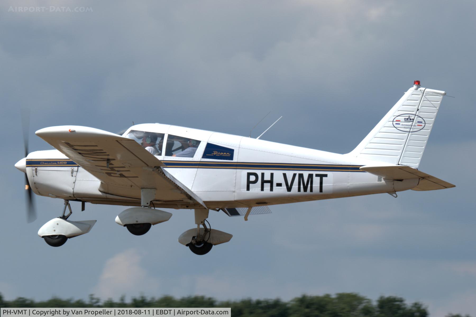 PH-VMT, 1968 Piper PA-28-140 Cherokee B C/N 28-25338, Piper PA-28-140 Cherokee B landing at Schaffen-Diest airfield, old-timer fly-in 2018.