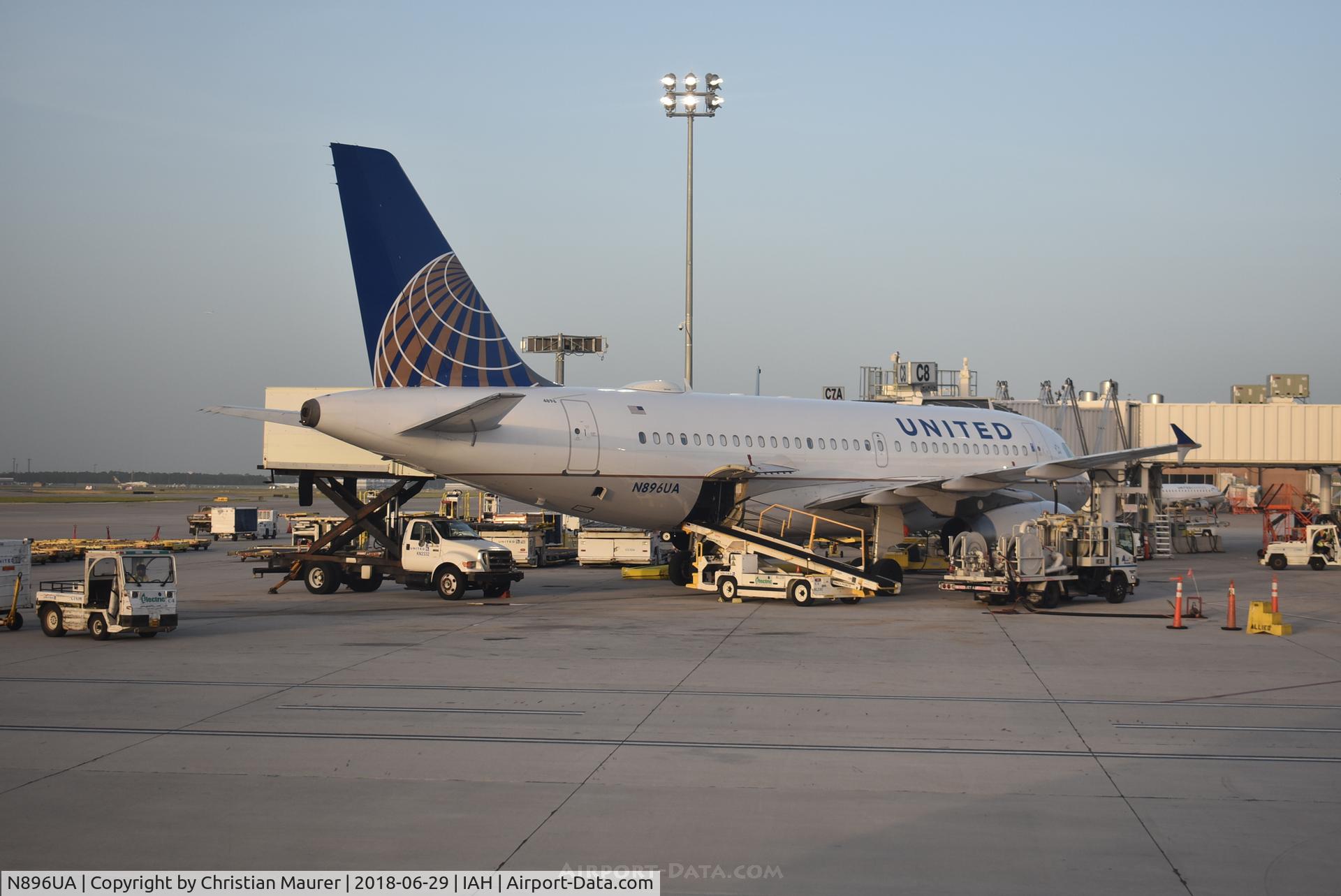 N896UA, 2007 Airbus A319-132 C/N 3144, Airbus A319 at the gate