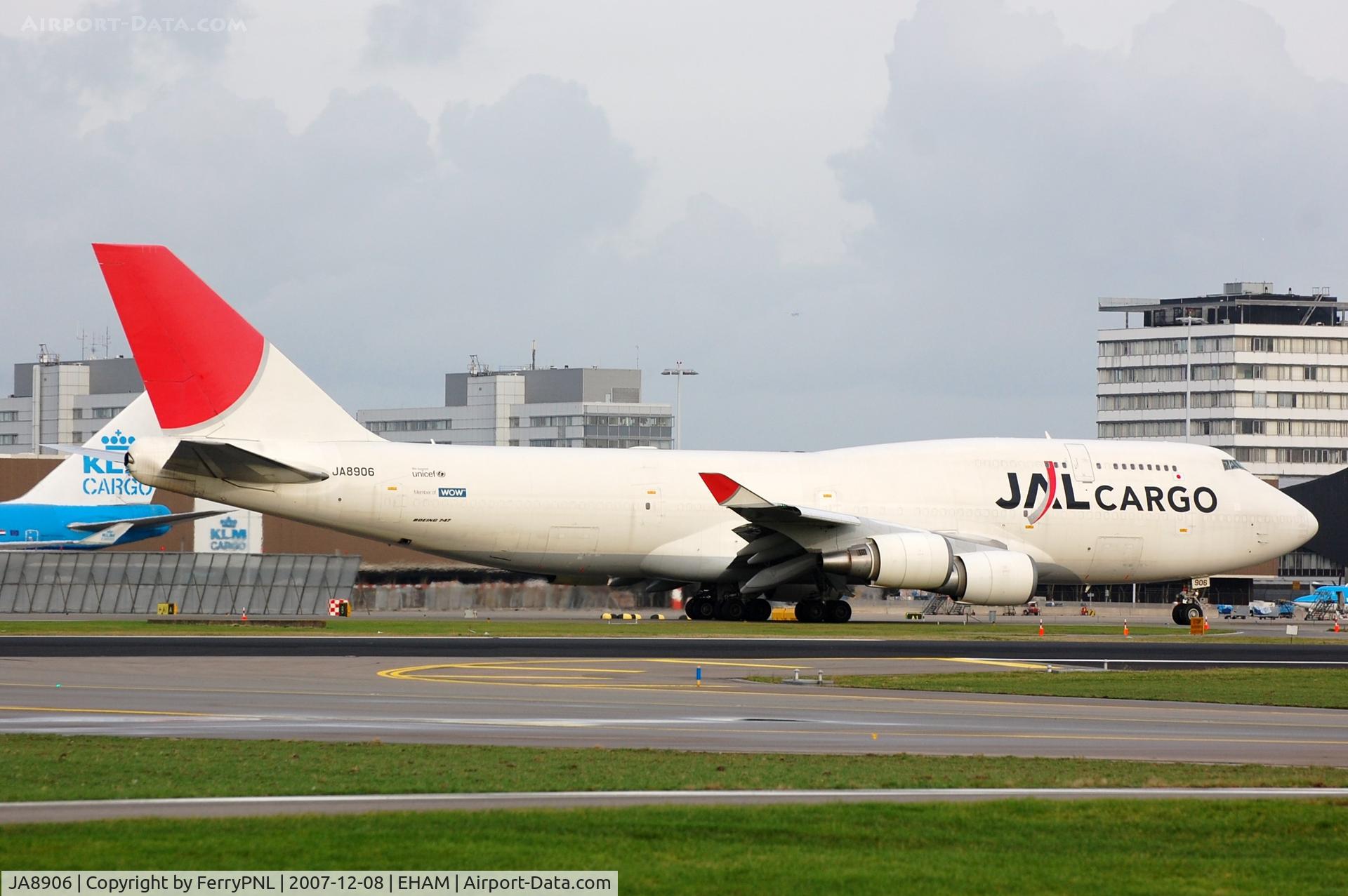 JA8906, 1993 Boeing 747-446 C/N 26350, JAL Cargo B744F departing