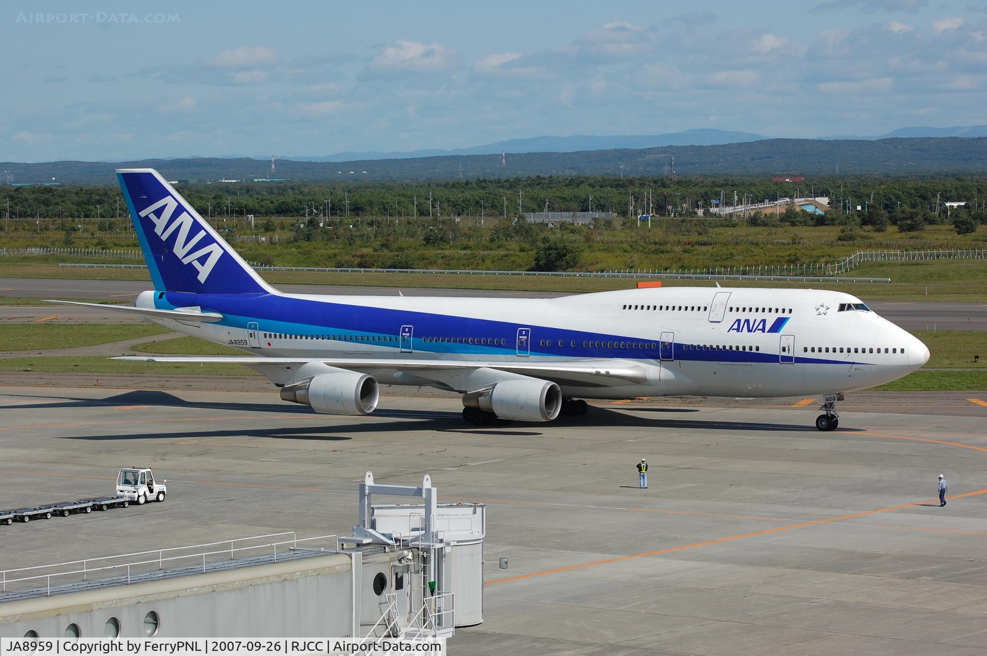 JA8959, 1992 Boeing 747-481D C/N 25646, ANA B744 domestic version being waved out.