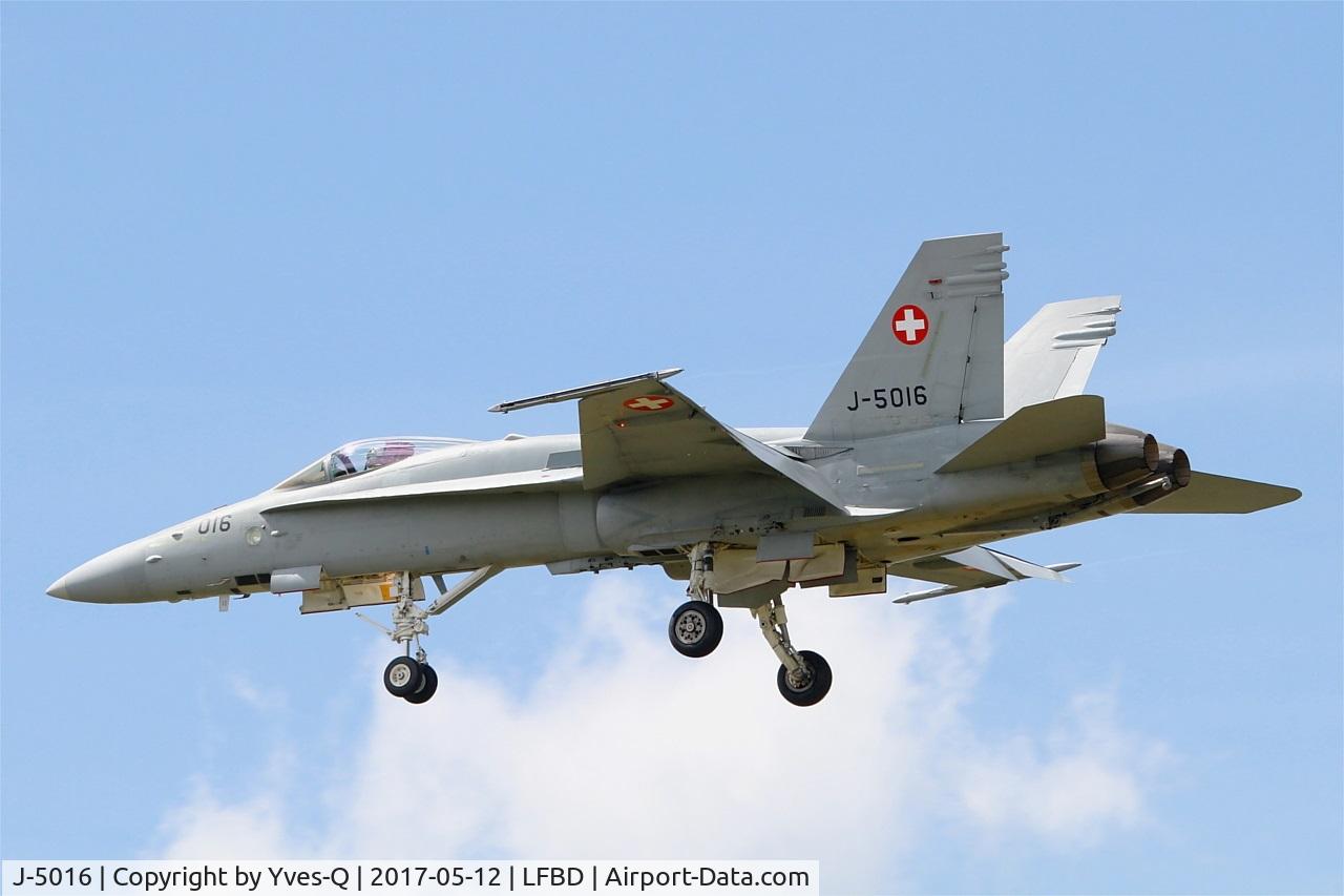 J-5016, 2001 McDonnell Douglas F/A-18C Hornet C/N 1363, Swiss Air Force McDonnell Douglas FA-18C Hornet, On final rwy 23, Bordeaux-Mérignac airport (LFBD-BOD)