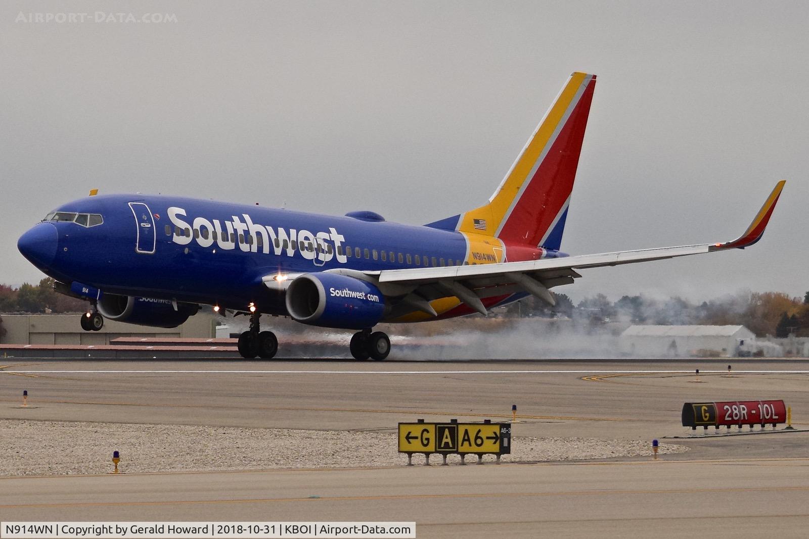 N914WN, 2008 Boeing 737-7H4 C/N 36622, Landing RWY 10L.