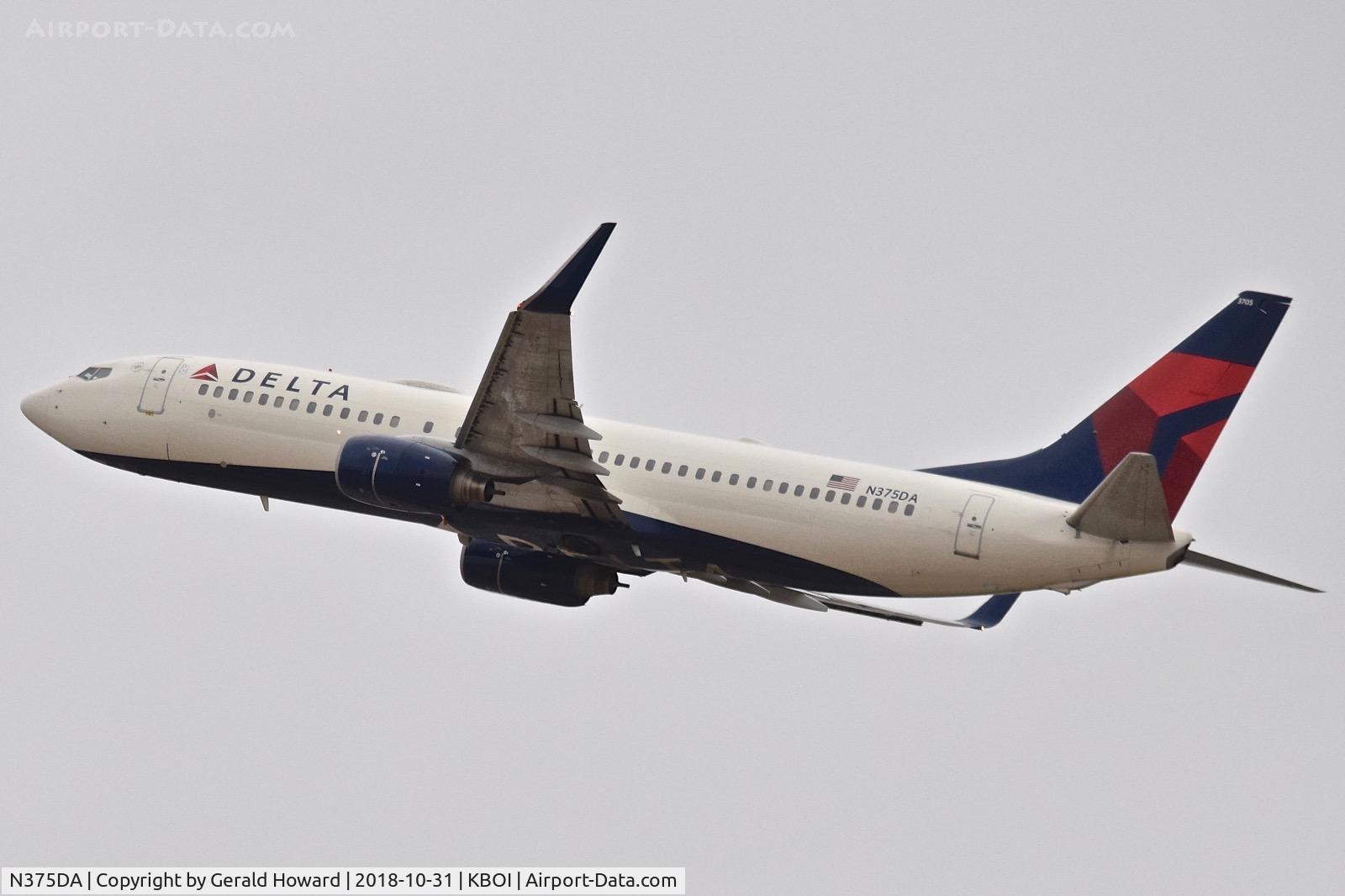 N375DA, 1998 Boeing 737-832 C/N 29623, Departing BOI.