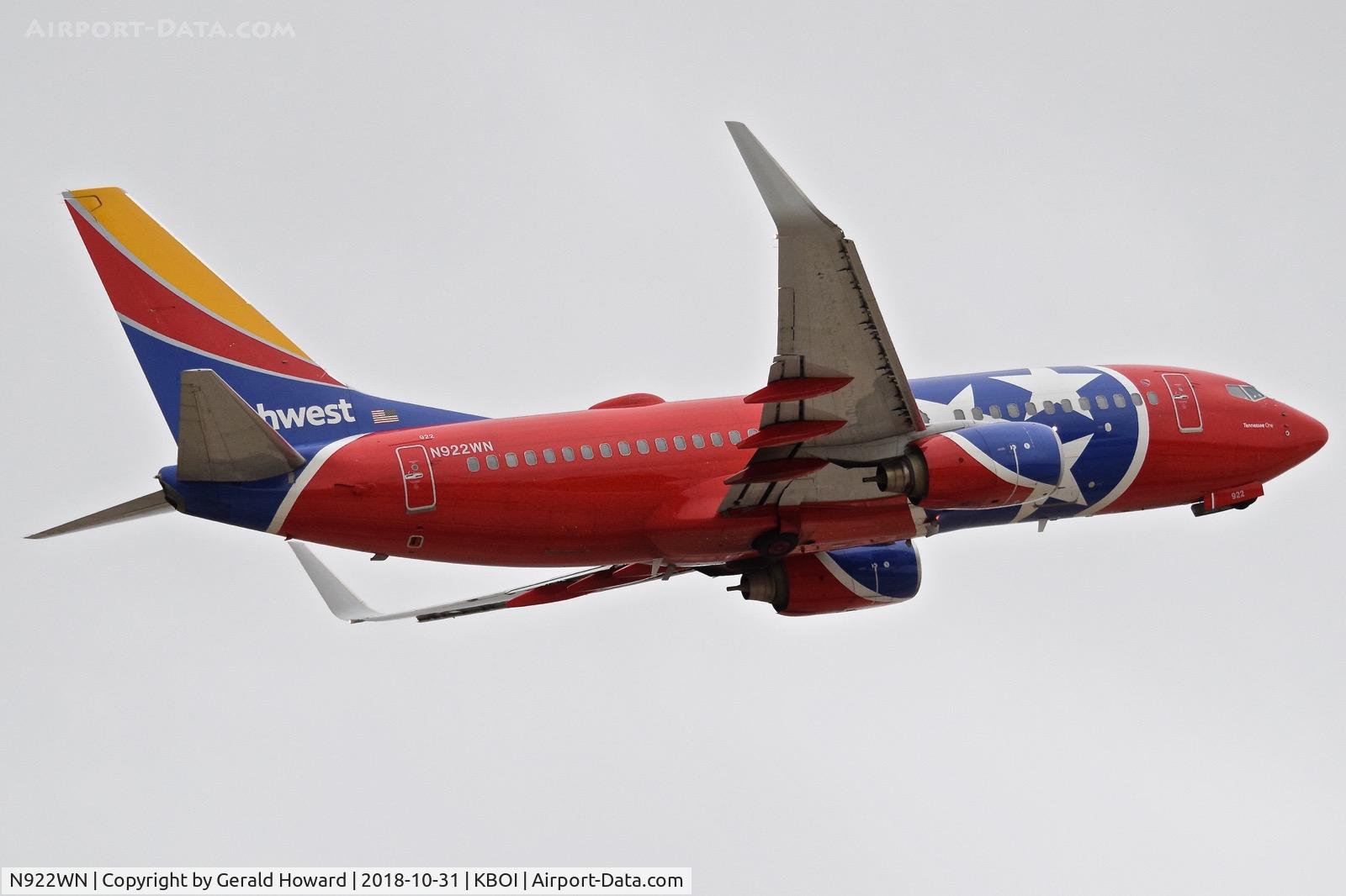 N922WN, 2008 Boeing 737-7H4 C/N 32461, Departing BOI.