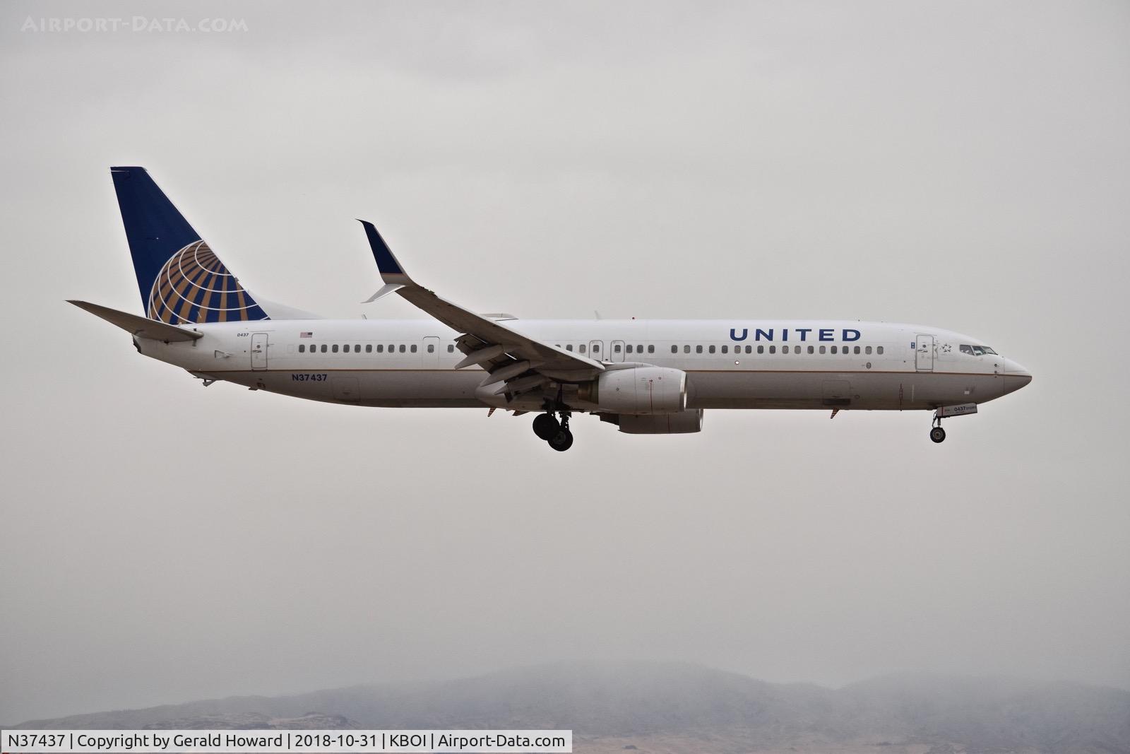 N37437, 2009 Boeing 737-924/ER C/N 33532, Landing RWY 10L.