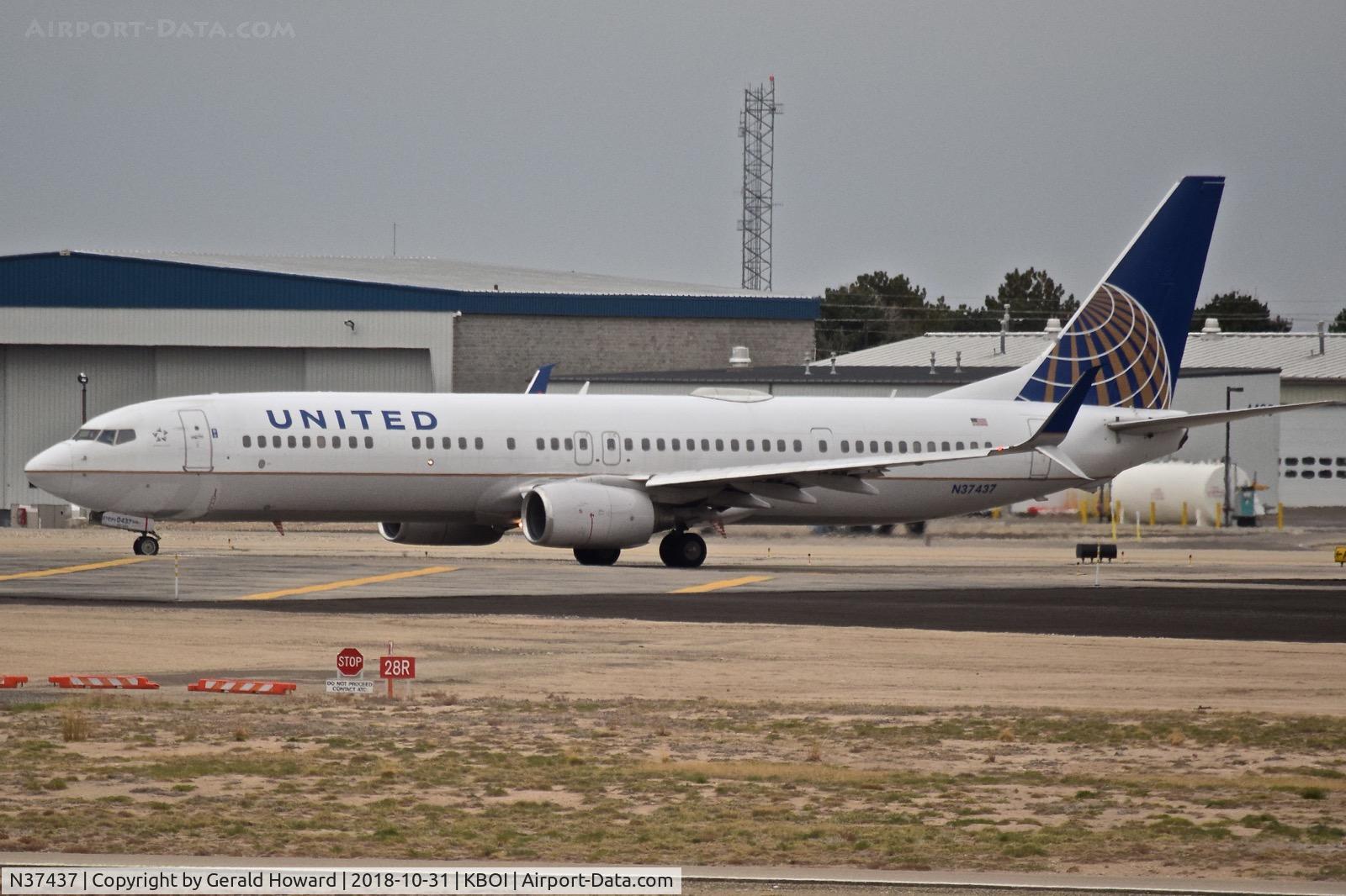 N37437, 2009 Boeing 737-924/ER C/N 33532, Turning onto RWY 28R from Alpha.
