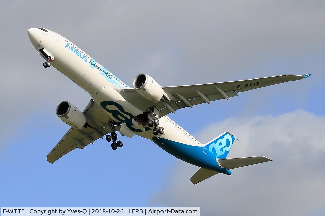 F-WTTE, 2017 Airbus A330-941N C/N 1812, Airbus A330-941 neo, Take off rwy 25L for crosswind tests, Brest-Bretagne airport (LFRB-BES)