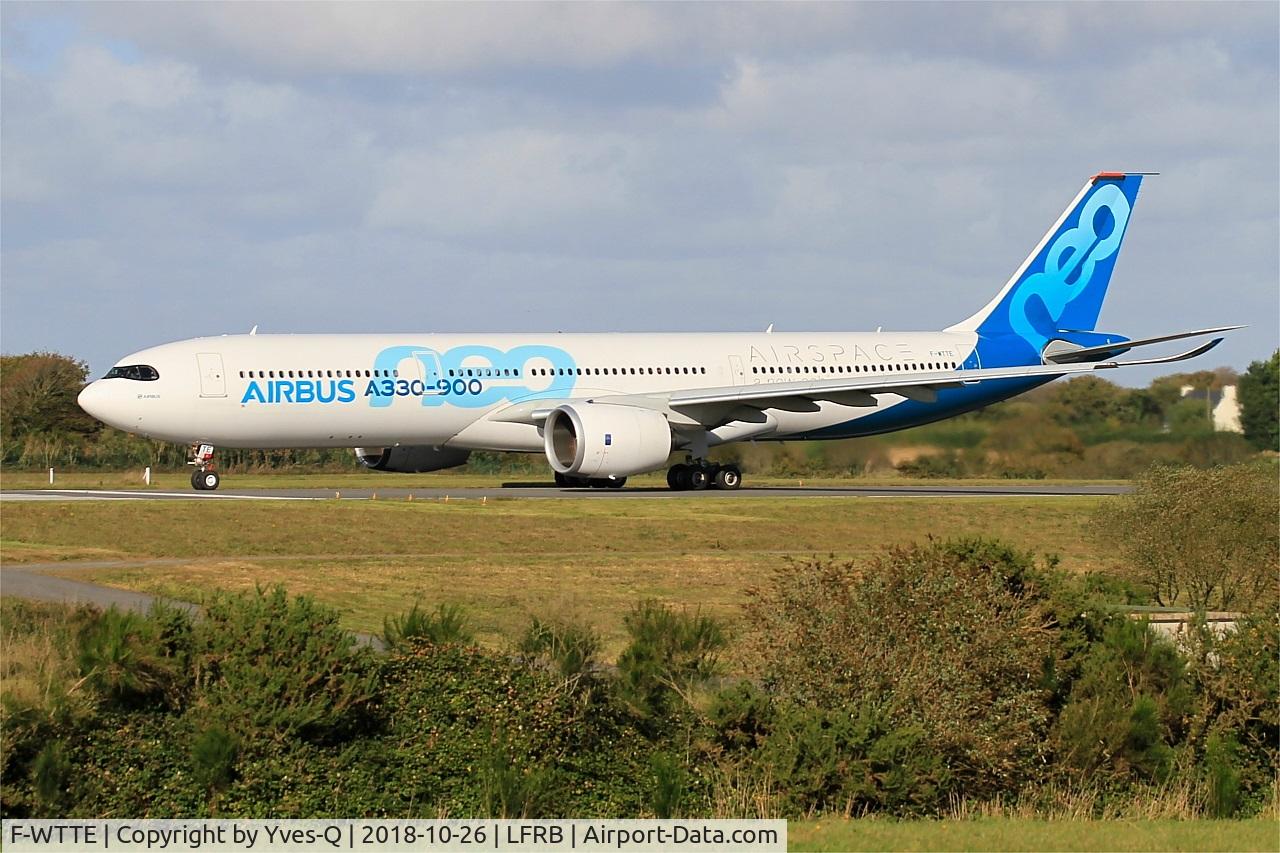 F-WTTE, 2017 Airbus A330-941N C/N 1812, Airbus A330-941 neo, Ready to take off rwy 07R for crosswind tests, Brest-Bretagne airport (LFRB-BES)