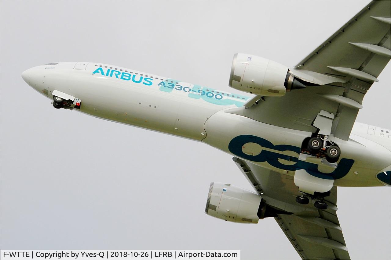 F-WTTE, 2017 Airbus A330-941N C/N 1812, Airbus A330-941 neo, Take off rwy 25L for crosswind tests, Brest-Bretagne airport (LFRB-BES)