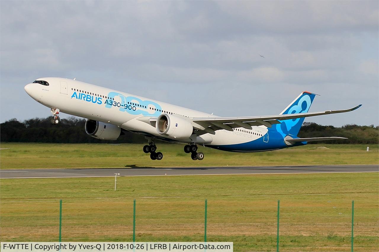 F-WTTE, 2017 Airbus A330-941N C/N 1812, Airbus A330-941 neo, Take off rwy 25L for crosswind tests, Brest-Bretagne airport (LFRB-BES)