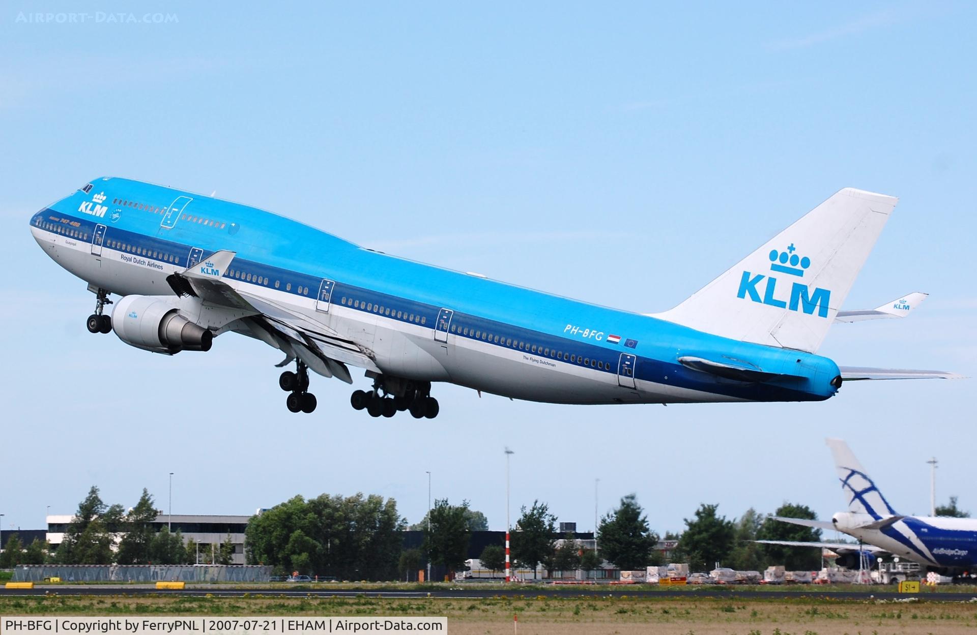 PH-BFG, 1990 Boeing 747-406 C/N 24517, KLM B744 lifting-off.