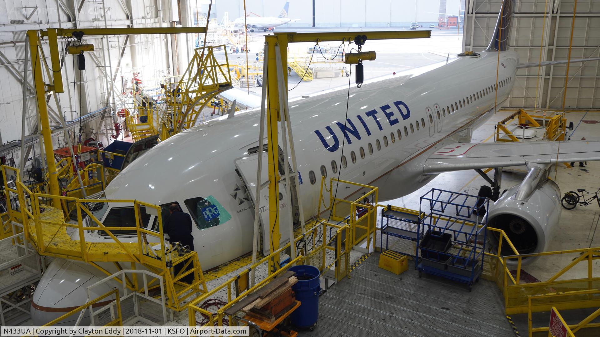 N433UA, 1996 Airbus A320-232 C/N 589, SFO 2018.