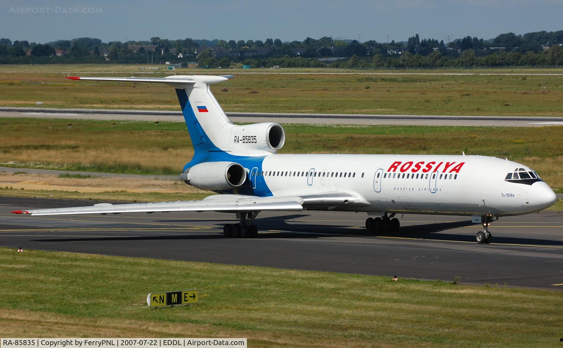 RA-85835, 1995 Tupolev Tu-154M C/N 98A1015, Rossiya TU154M taxying for departure.