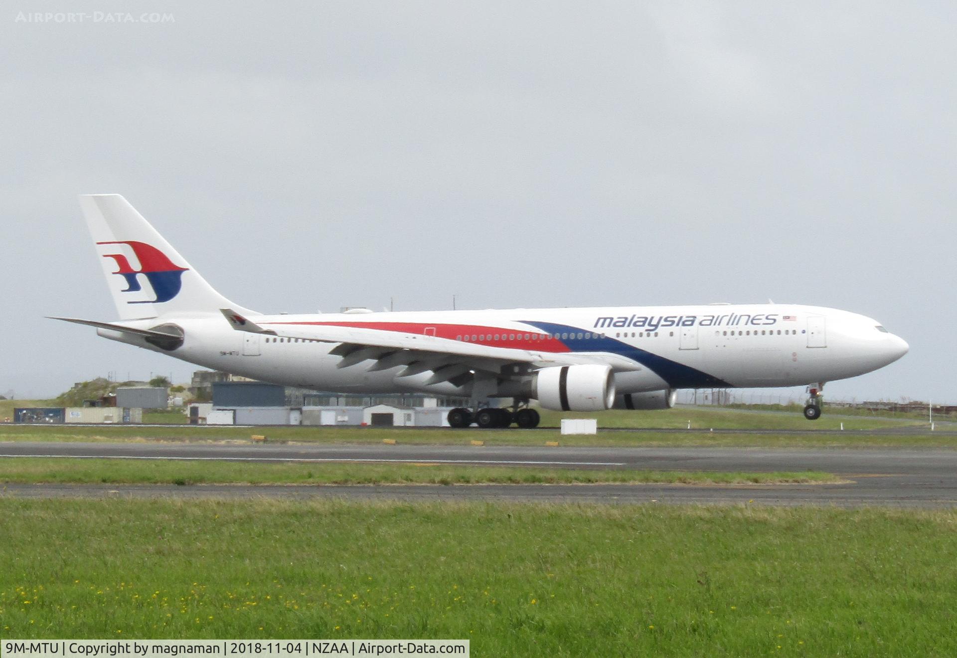 9M-MTU, 2005 Airbus A330-223 C/N 0665, landing at AKL