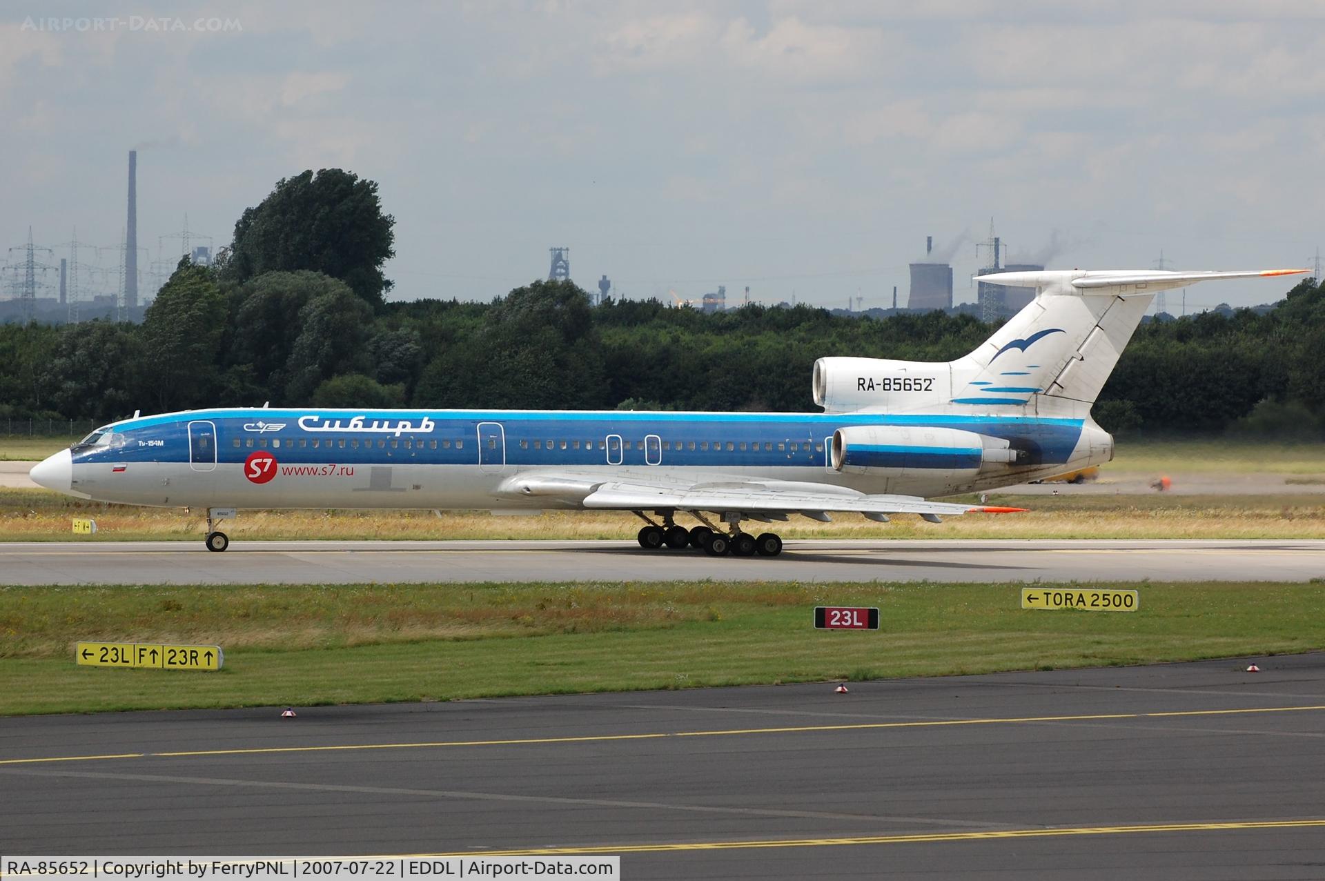 RA-85652, 1988 Tupolev Tu-154M C/N 88A794, S7 TU154M lining up