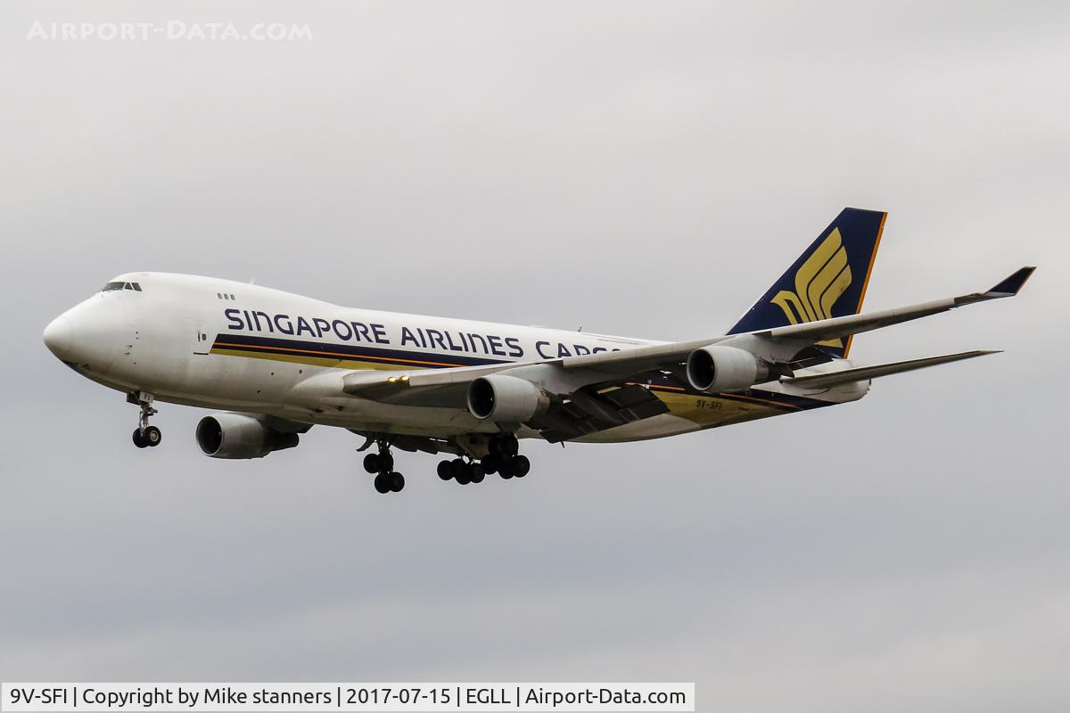 9V-SFI, 2000 Boeing 747-412F/SCD C/N 28027, Singapore Airlines Cargo B747-412FSCD landing runway 27L from SHJ,LHR 15.7.17.j