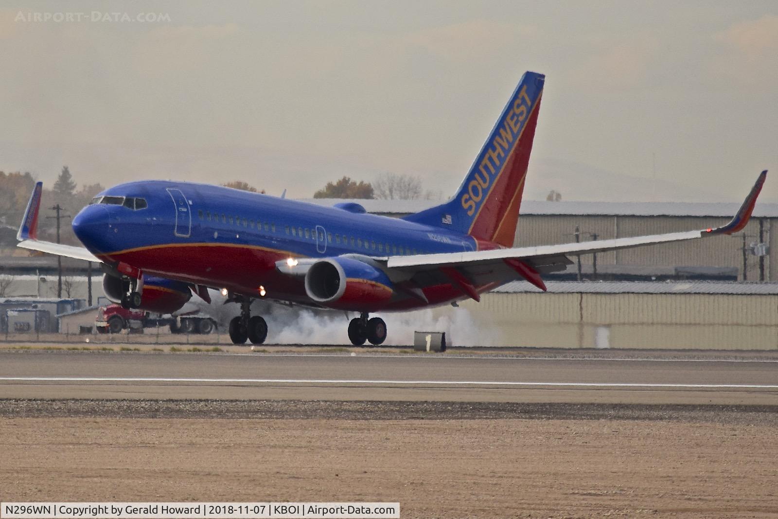 N296WN, 2007 Boeing 737-7H4 C/N 36613, Landing RWY 10R.