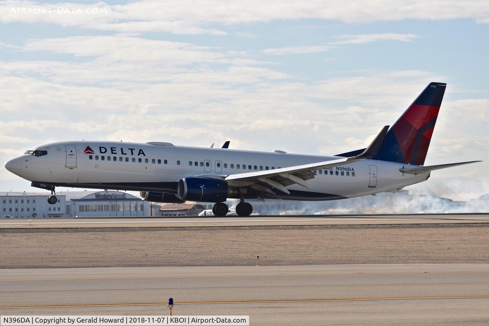N396DA, 2000 Boeing 737-832 C/N 30378, Landing RWY 10L.